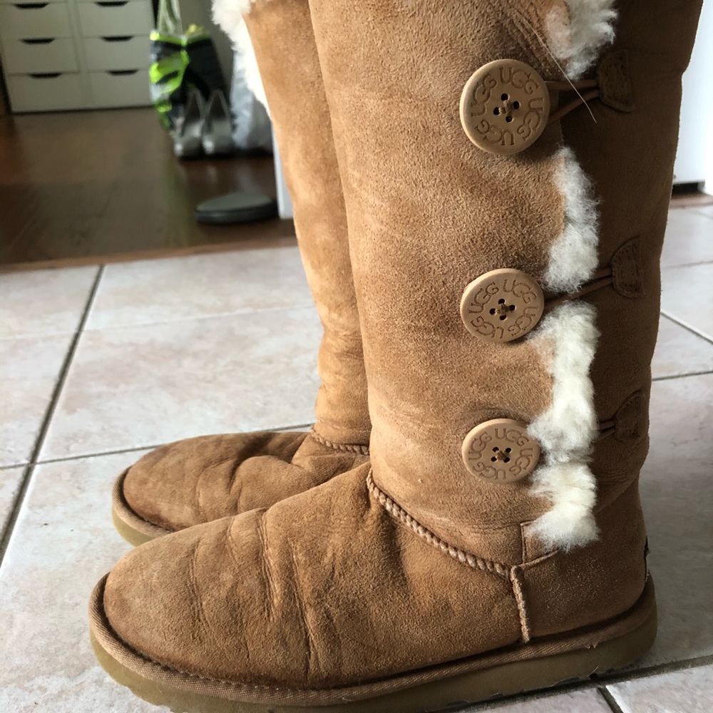 Bailey button triplet Ugg boots - Picture 2 of 4